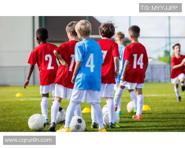 巴赛队与香港队激战正酣展现足球魅力与团队精神的精彩对决